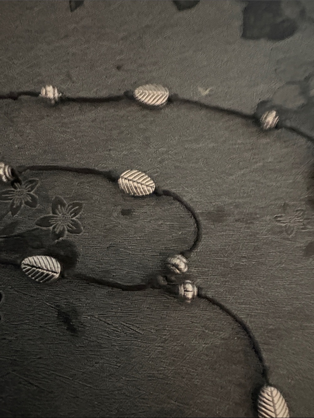 VINTAGE BOHO STYLE LEAF PENDENT LEAf ACCENTS ON BLACK CORDED LARIAT 63" NECKLACE - Picture 6 of 9